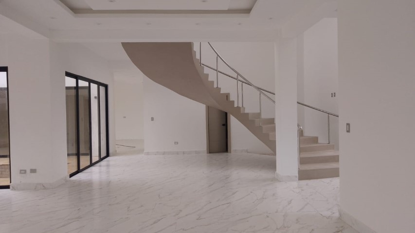 853